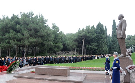 Azerbaijani public visits Alley of Honor on 11th anniversary of Heydar Aliyev